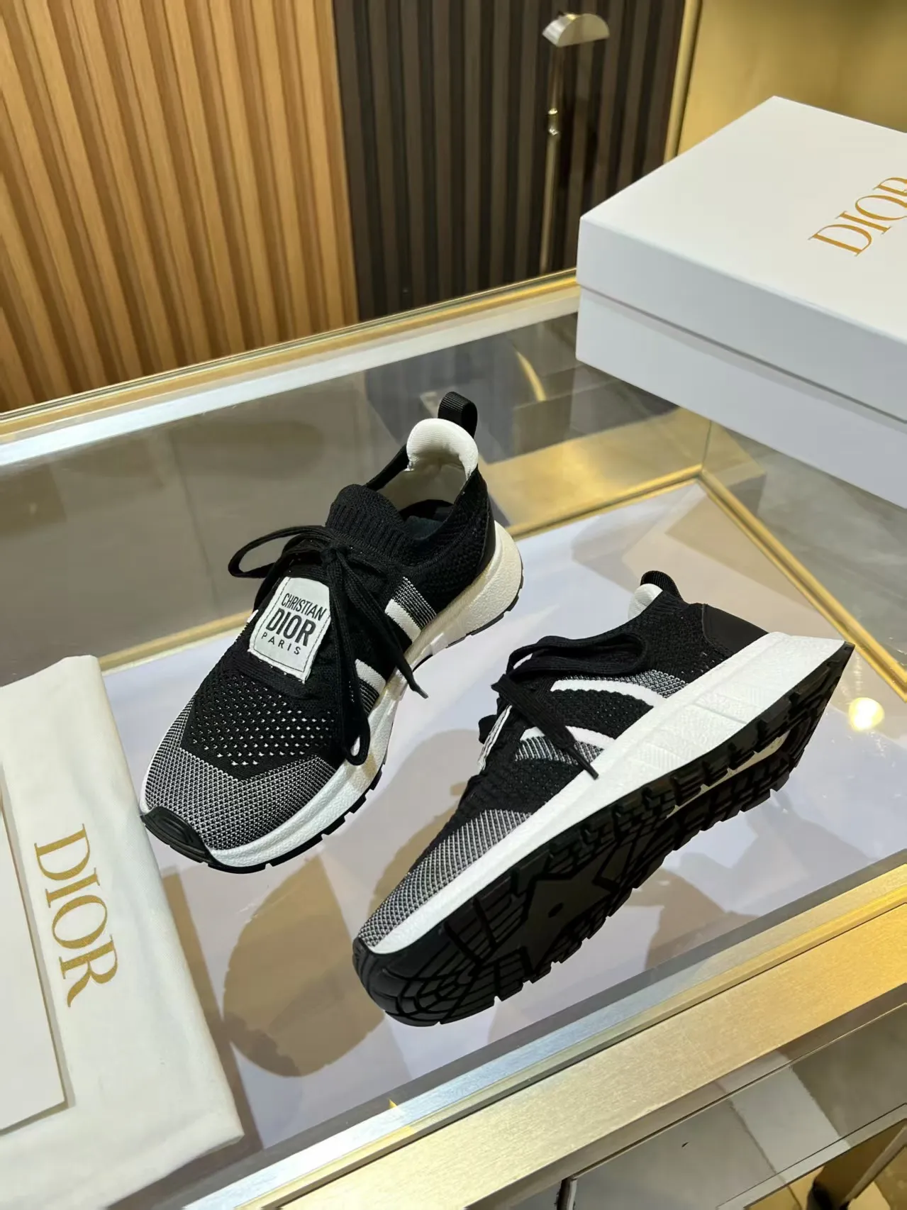 👟👟Ex-factory price 460👟👟 DIOR CHRONO Dior's new high-version, casual, business, all-in-one sports shoes. Simple and super versatile. The upper is equipped with a Logo cloth label. The upper is perfect and luxurious, and can be matched with any spring, summer, autumn and winter clothing. The upper foot is even more comfortable! The original material is disassembled and reproduced perfectly. The fly-woven upper is breathable and comfortable. The original super lightweight TPU absorbent film anti-slip outsole. Unique. Full of details. Fine workmanship. Worth owning. Equipped with original packaging at the counter. 3 colors available SIZE: 35--40 (41 can be customized)